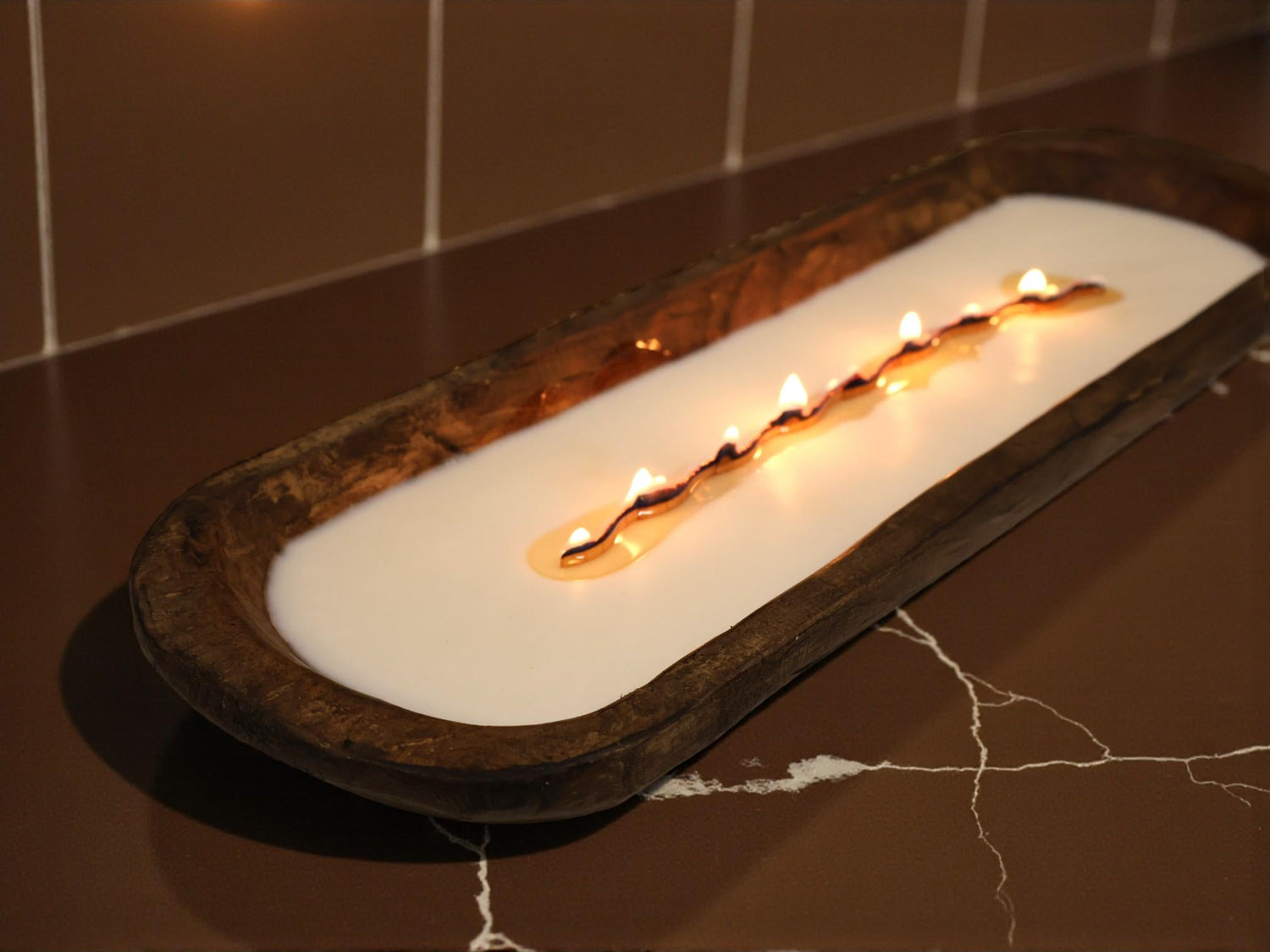 Vela de madera en cuenco de masa
