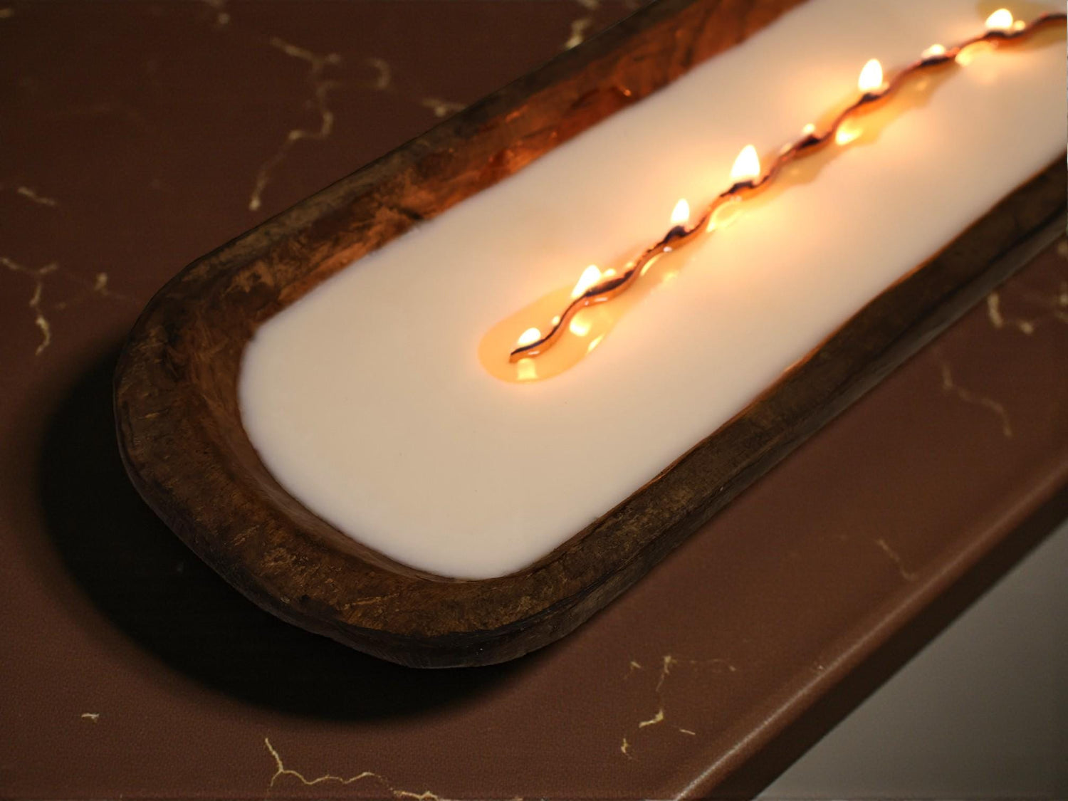 Vela de madera en cuenco de masa